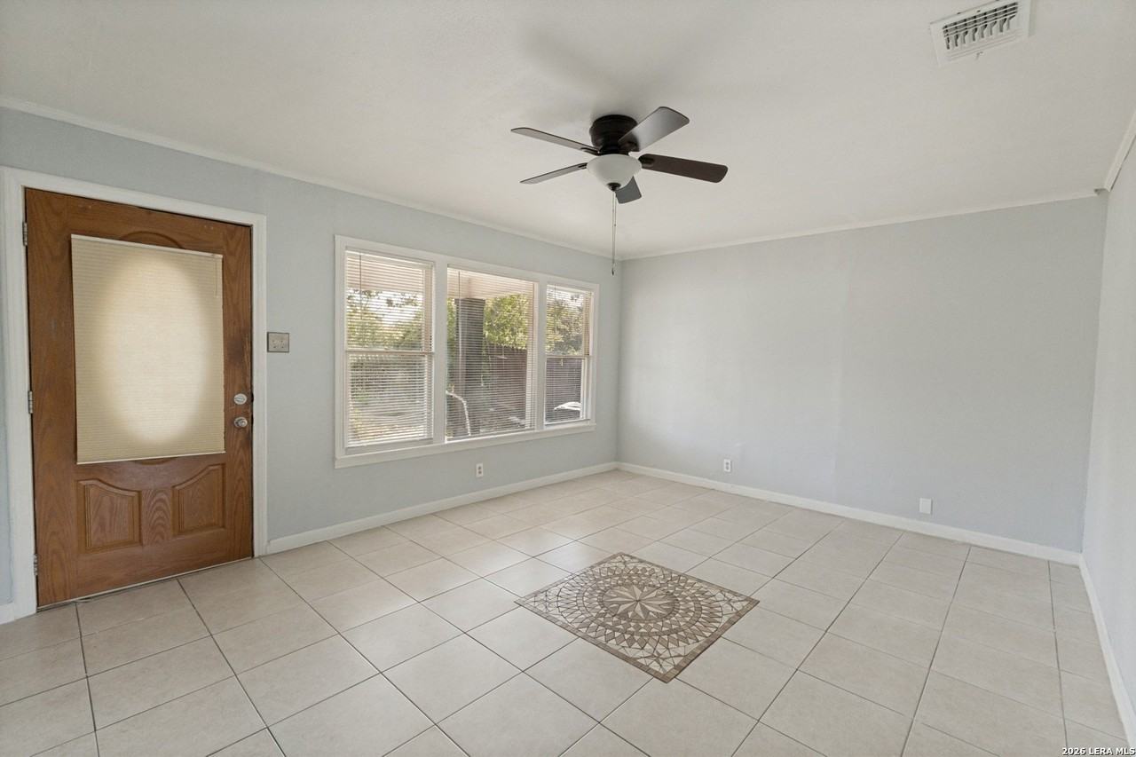 659 Hot Wells Blvd - Photo 4 of 12
