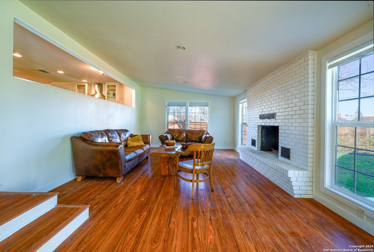 211 Allensworth St - Photo 5 of 19