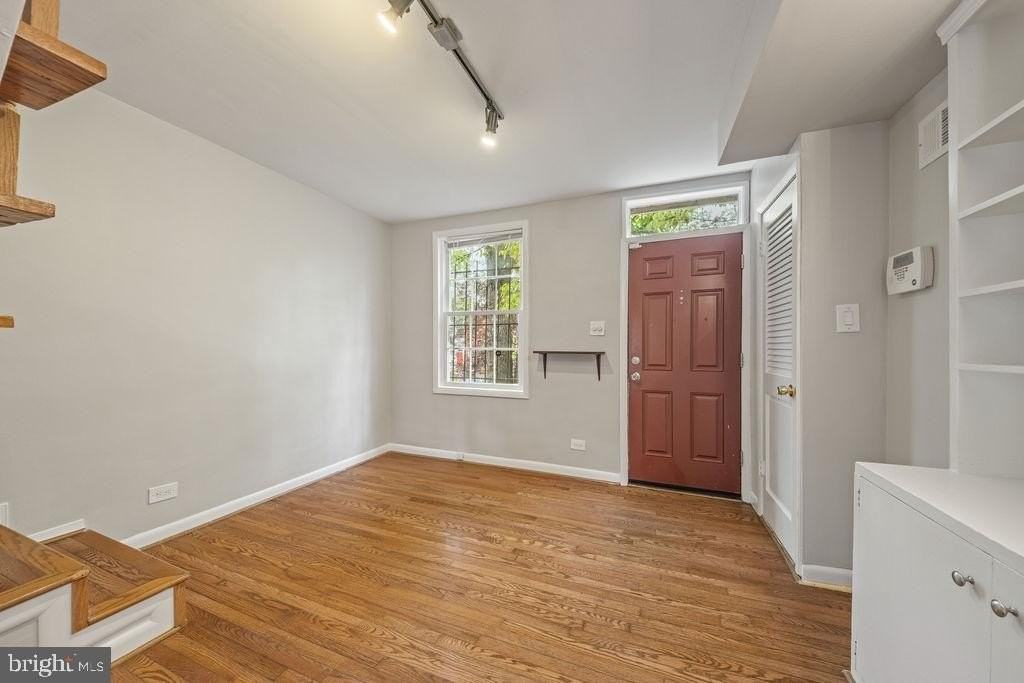 1124 C St Ne - Photo 3 of 27