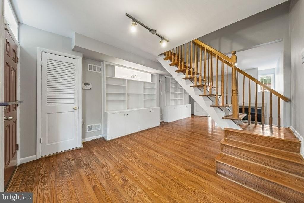 1124 C St Ne - Photo 4 of 27