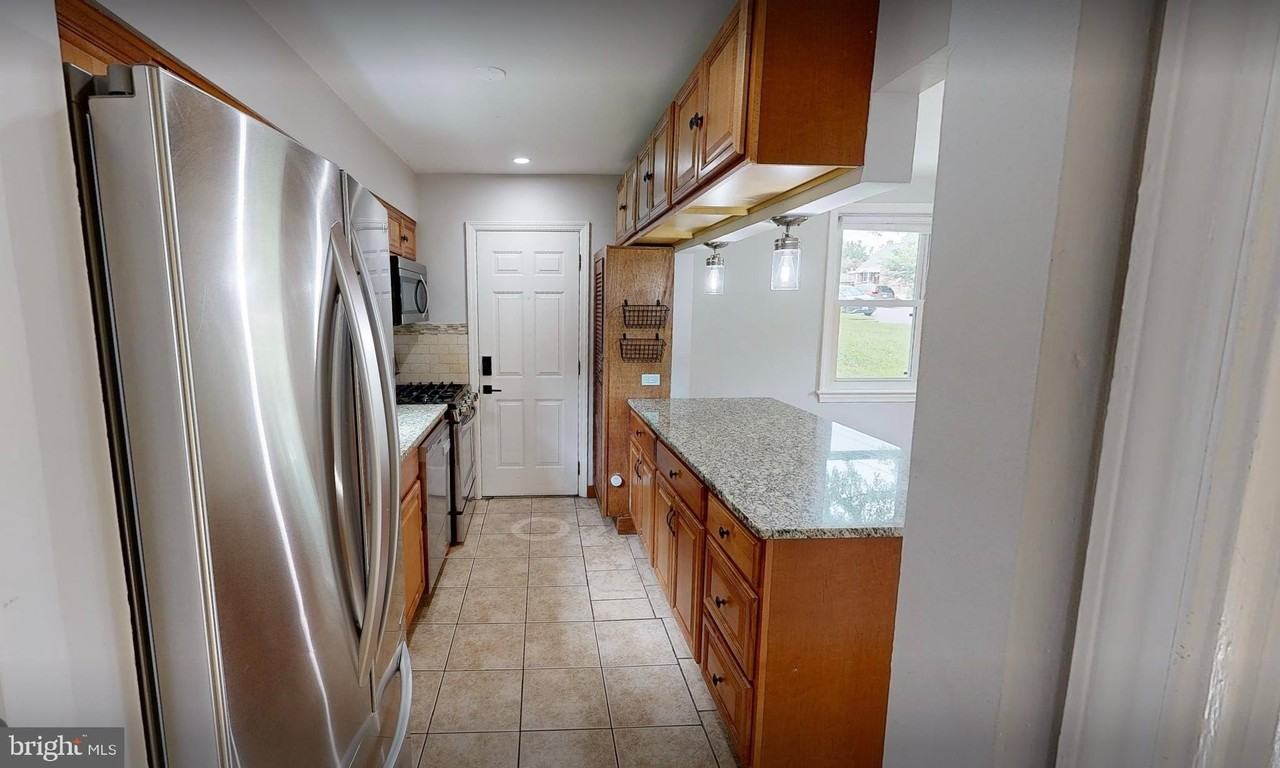 2410 Dexter Ave - Photo 2 of 8