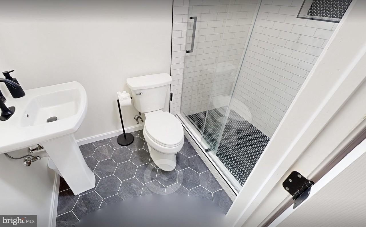 2410 Dexter Ave - Photo 5 of 8