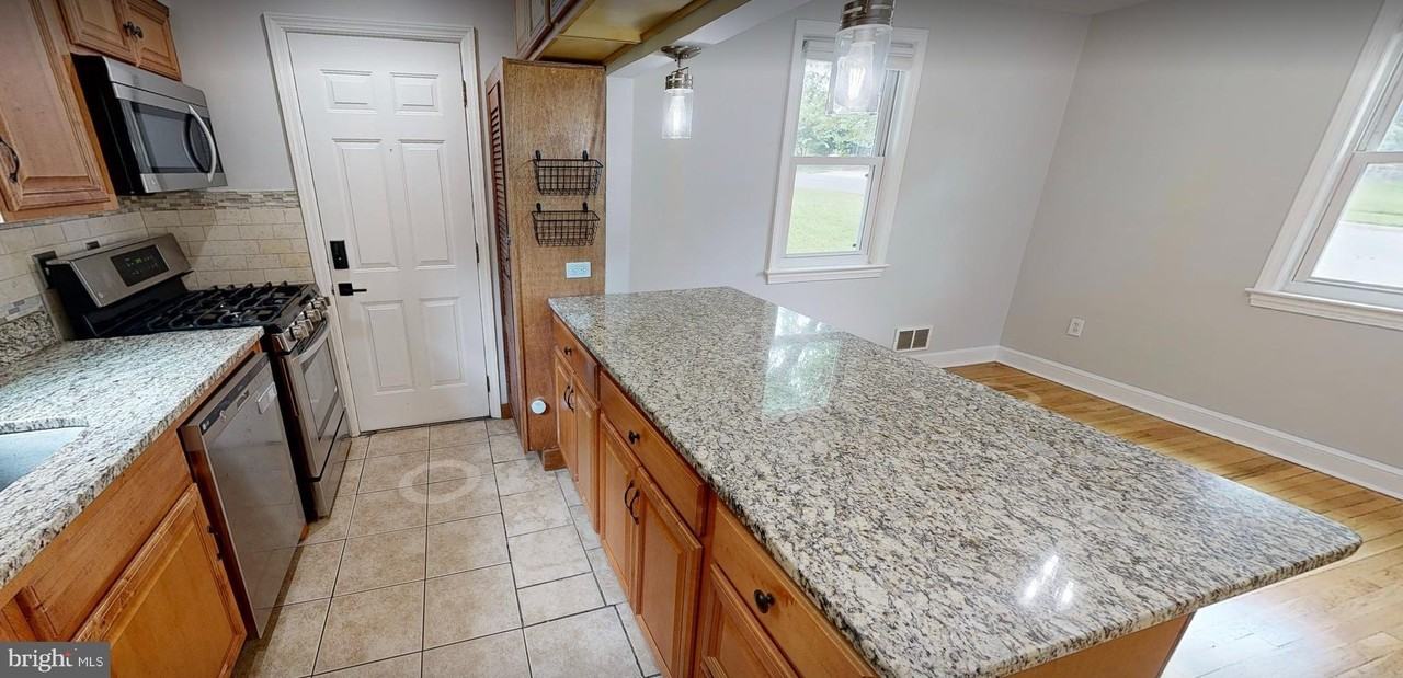 2410 Dexter Ave - Photo 7 of 8