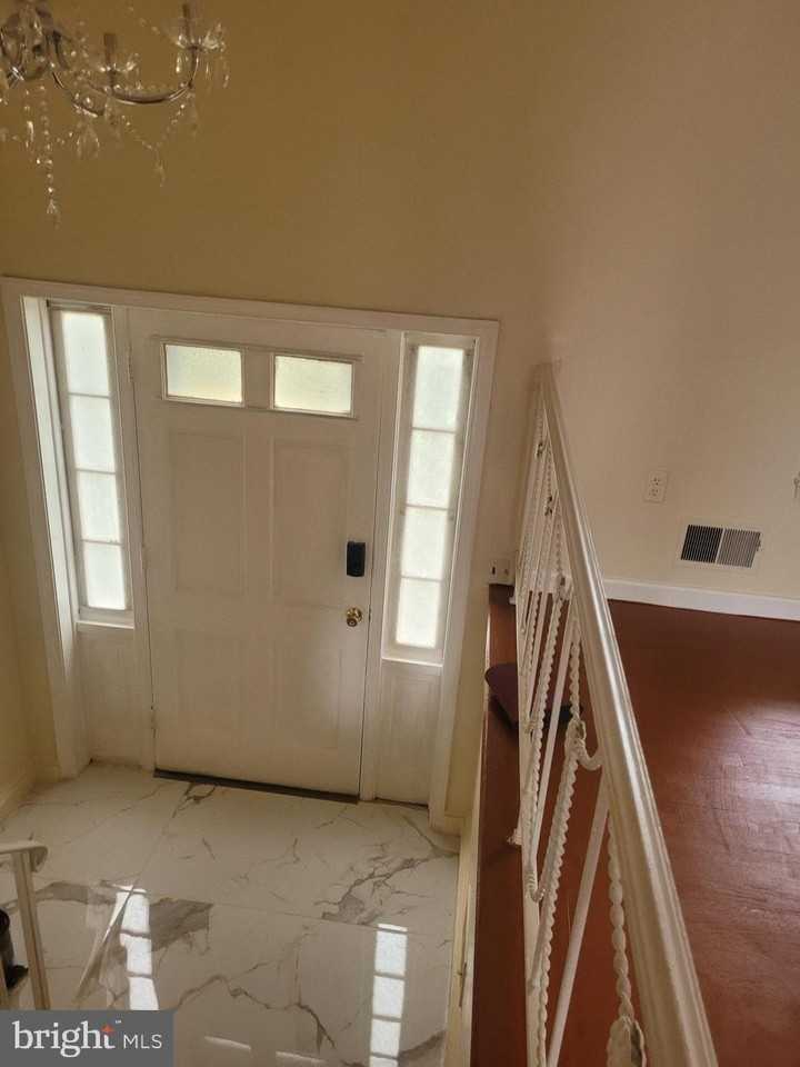 11801 Fairgreen Ln - Photo 4 of 32