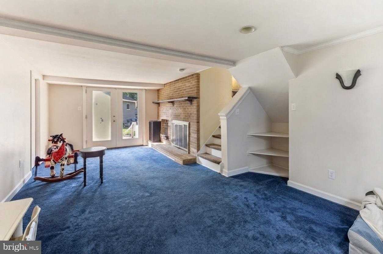 914 Schuyler Pl - Photo 4 of 14