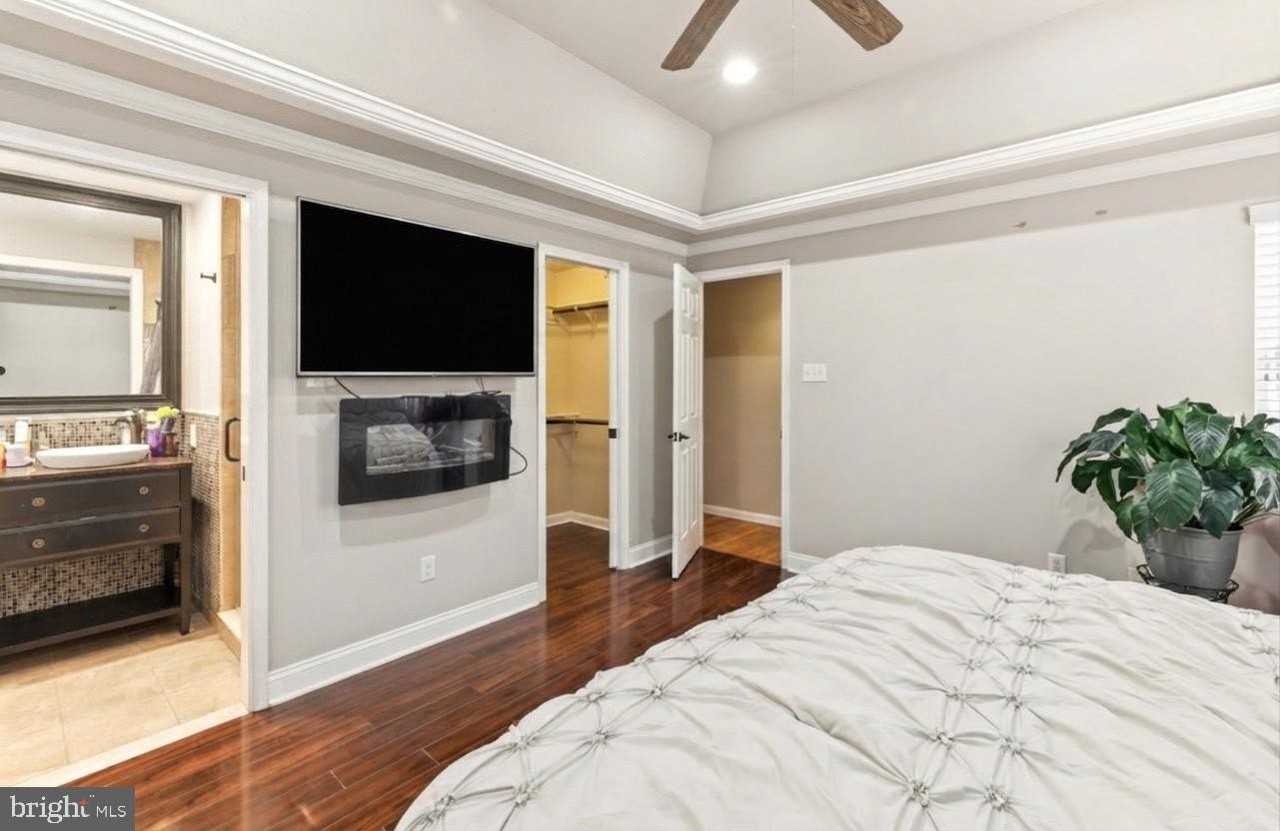 914 Schuyler Pl - Photo 5 of 14