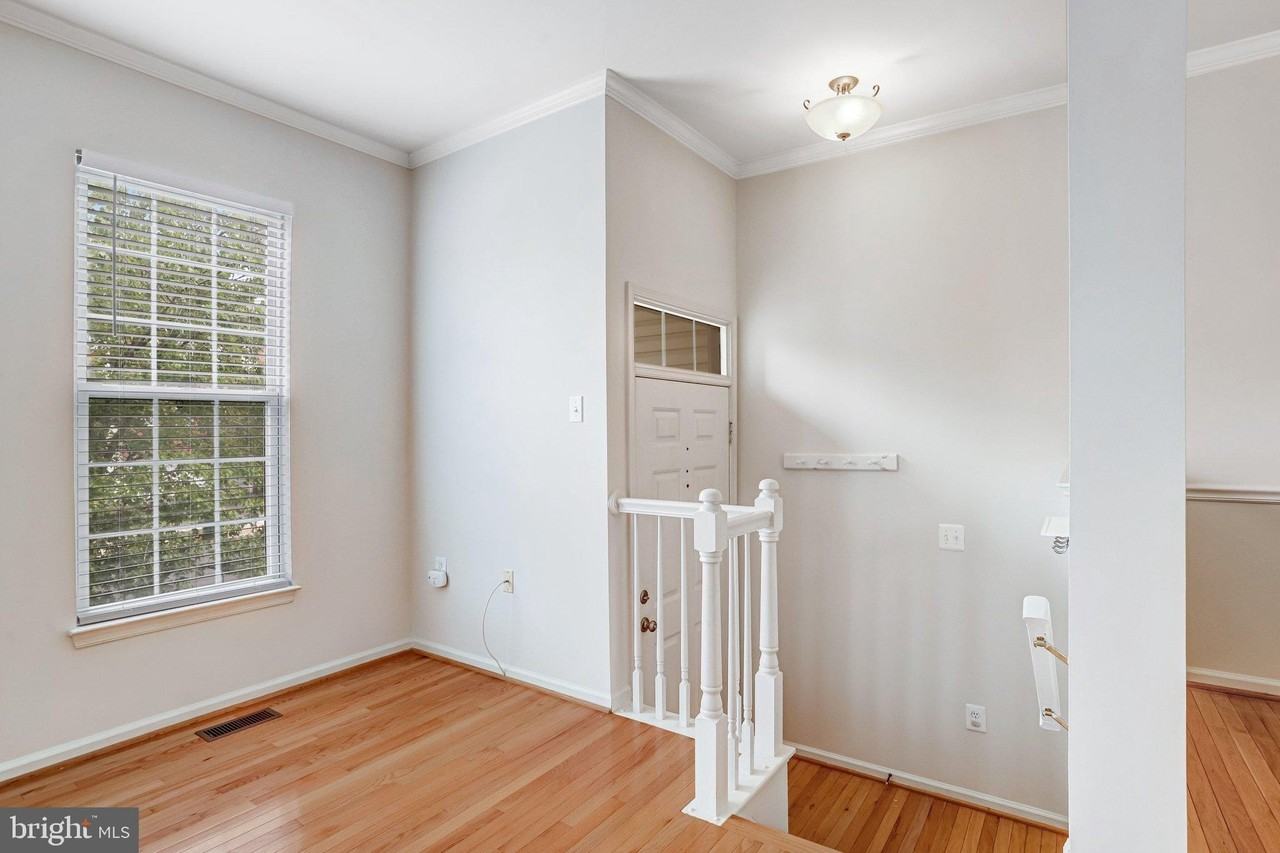 20913 Sandstone Sq - Photo 3 of 48