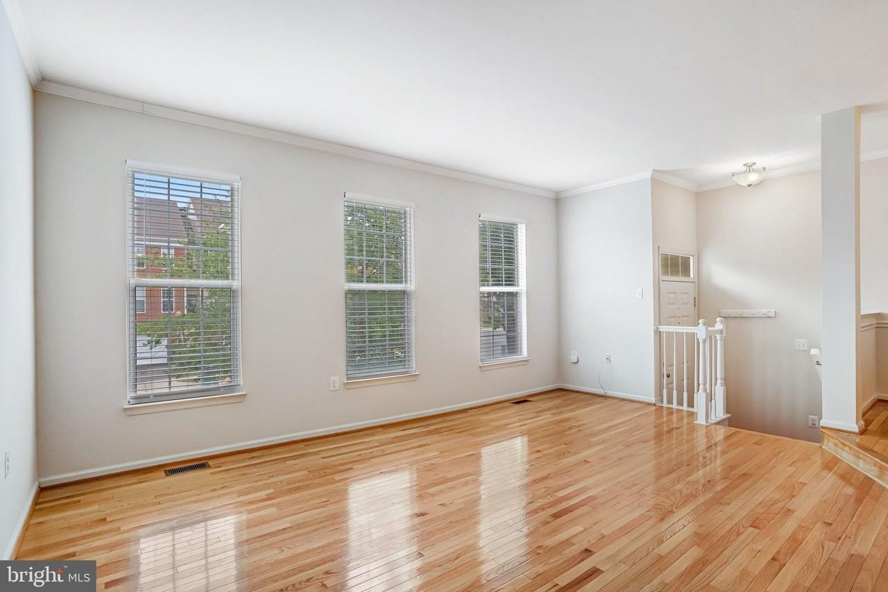20913 Sandstone Sq - Photo 4 of 48