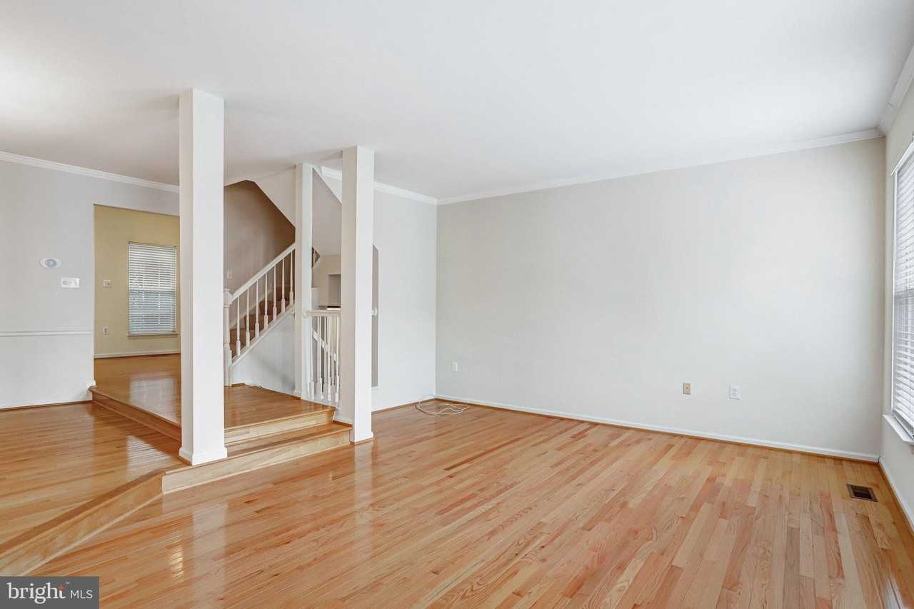 20913 Sandstone Sq - Photo 5 of 48