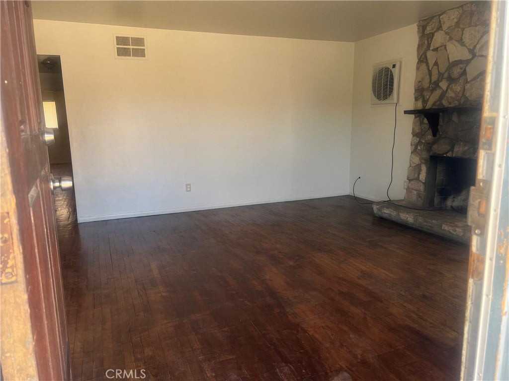 44302 Kirkland Ave - Photo 2 of 6