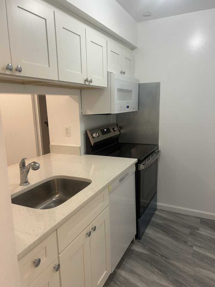 1637 Carriage House Terrace #I - Photo 3 of 5