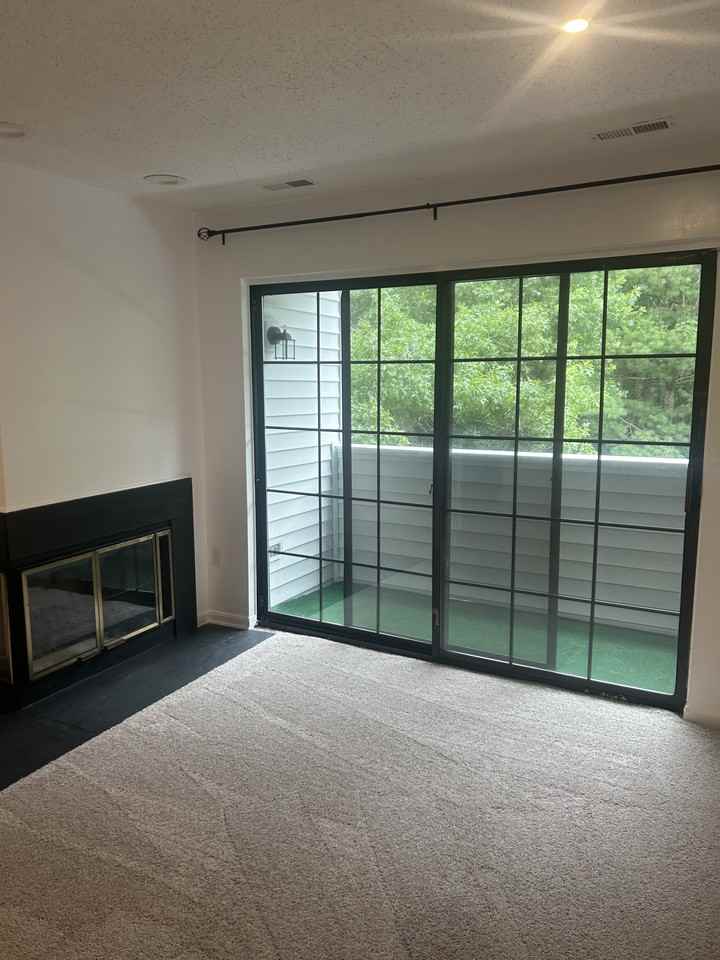 1637 Carriage House Terrace #I - Photo 4 of 5