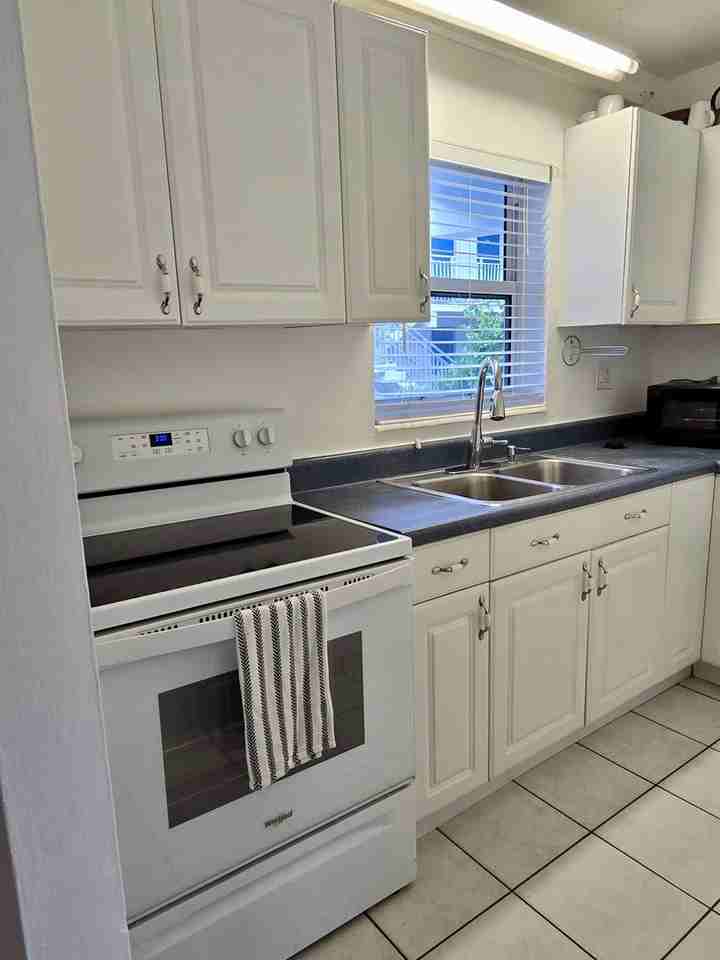 1001 Se 16th St - Photo 3 of 13