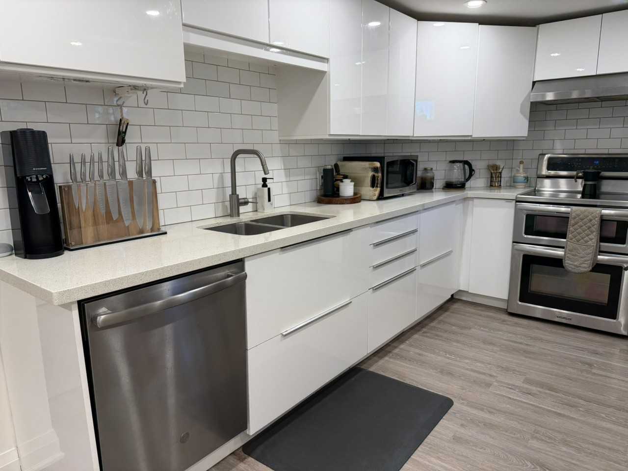 207 Howard Park Ave - Photo 3 of 10