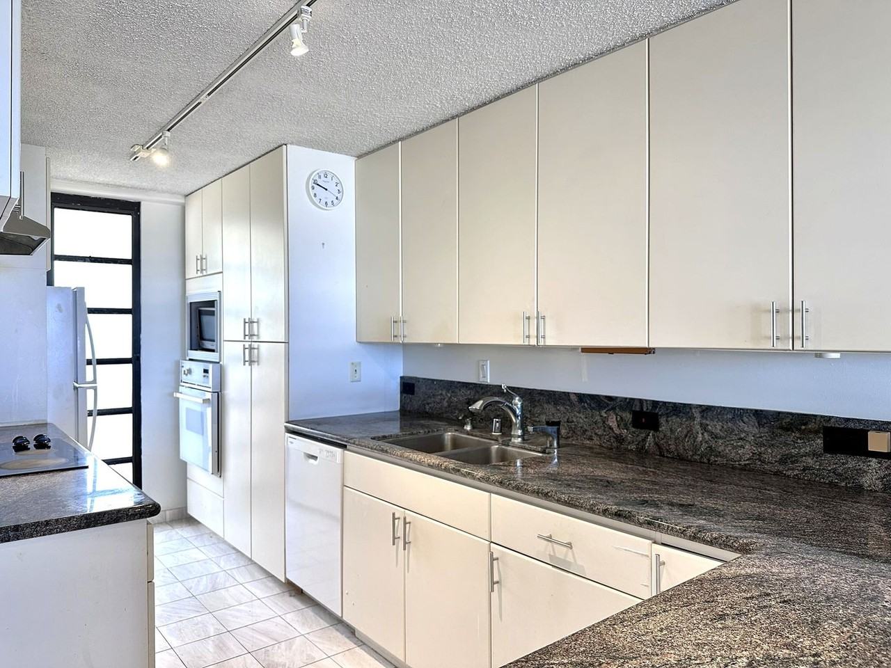 4300 Kahala Towers #A604 - Photo 3 of 16