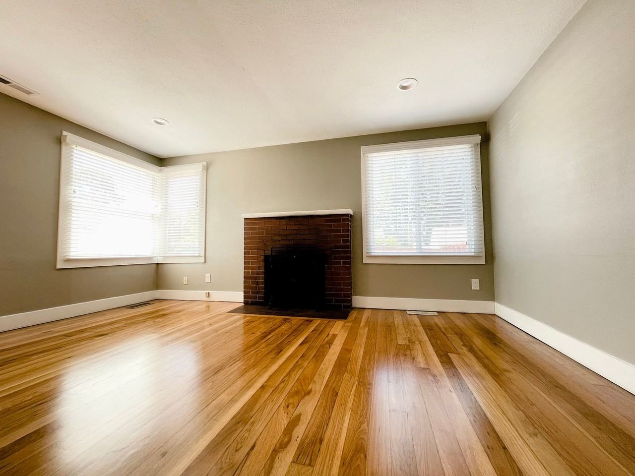 6908 S 115th St - Photo 2 of 22