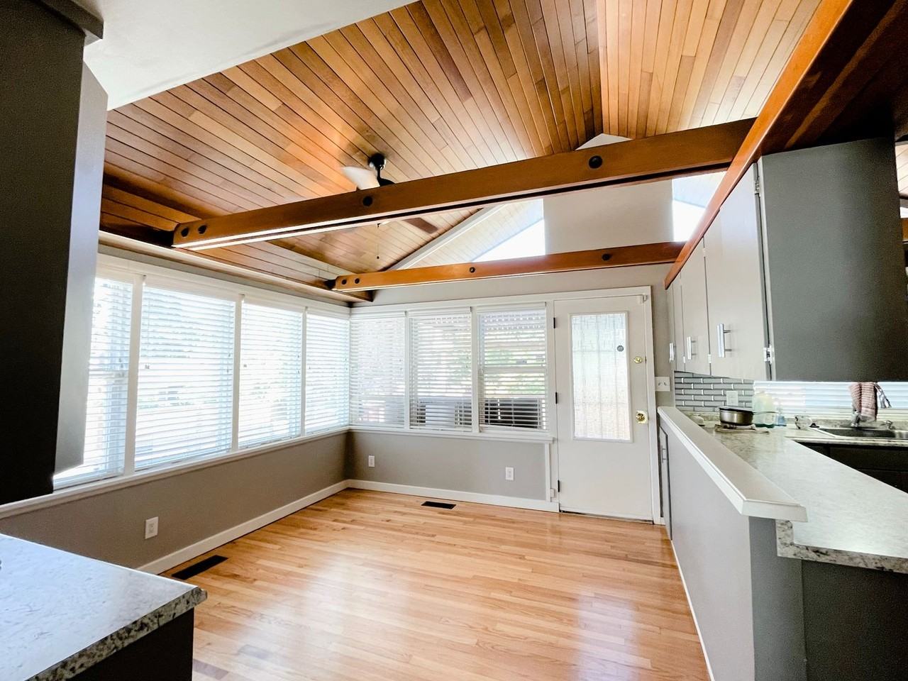 6908 S 115th St - Photo 4 of 22