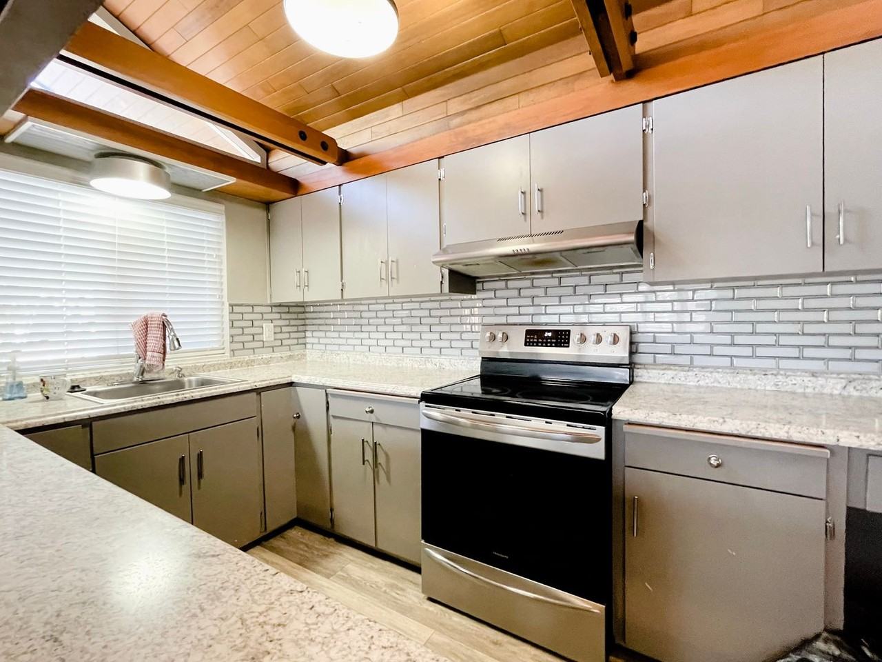 6908 S 115th St - Photo 7 of 22