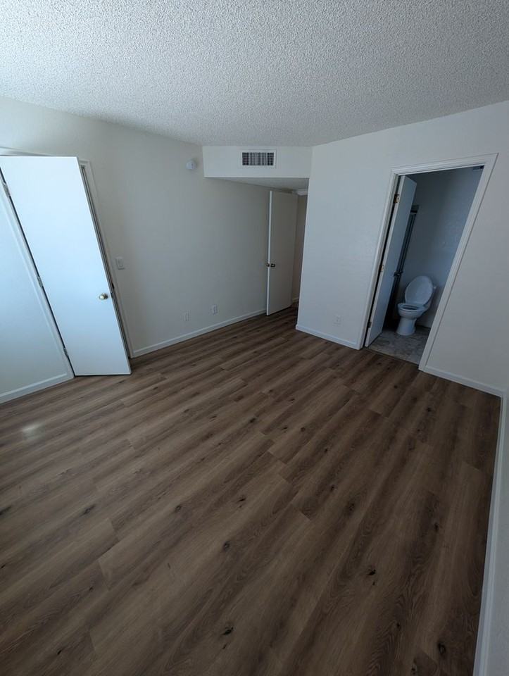 1430 N Leawood Pl - Photo 3 of 20