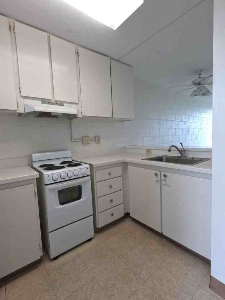 Affordable 2BR/1BA Apartments with Lanai Near Civic Auditorium – Income Limits Apply - Photo 3 of 11