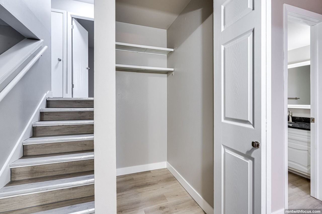 Camelot Court Apartments (Calumet Terrace) - Photo 5 of 14