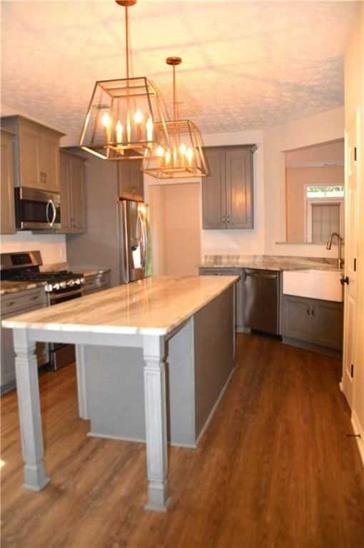 2021 Crestview Way - Photo 4 of 40