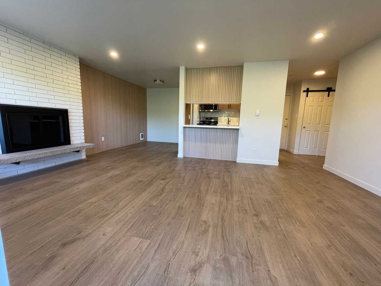 Lynn Plaza - Photo 2 of 4