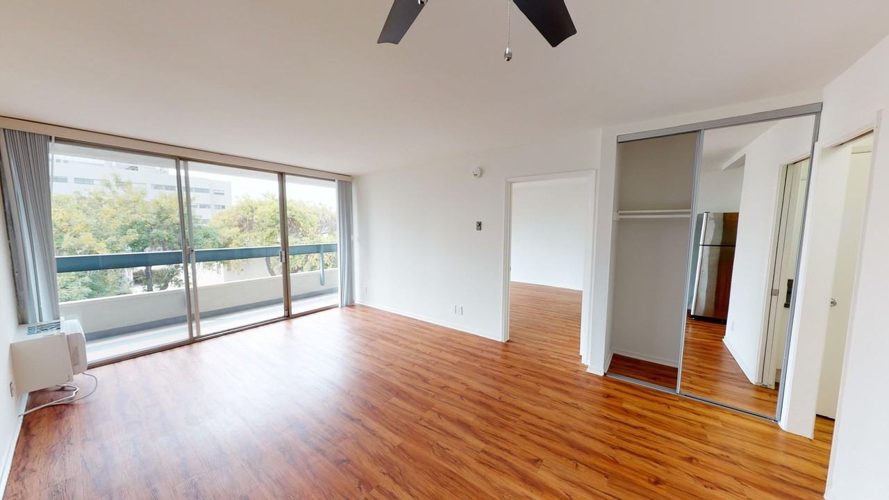 Wilshire Regency Apts. - Photo 5 of 12