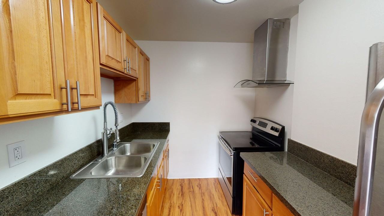 Wilshire Regency Apts. - Photo 6 of 12