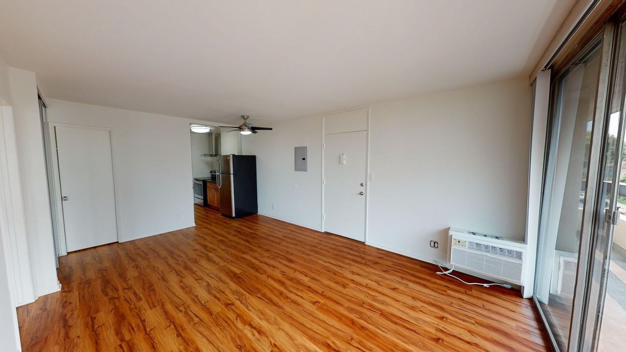 Wilshire Regency Apts. - Photo 7 of 12
