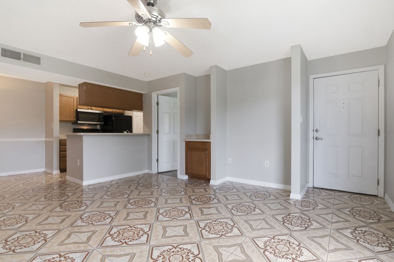 221 Lake Brook Cir - Photo 7 of 37