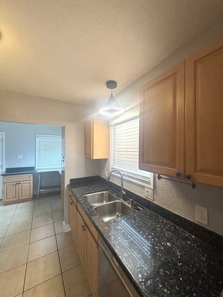 5352 Walnut St - Photo 7 of 24