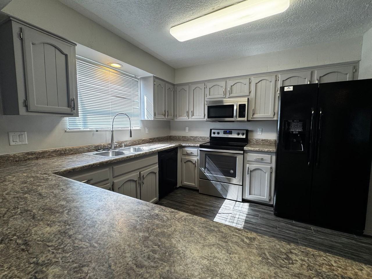 100 Eaton Rd Se - Photo 3 of 11