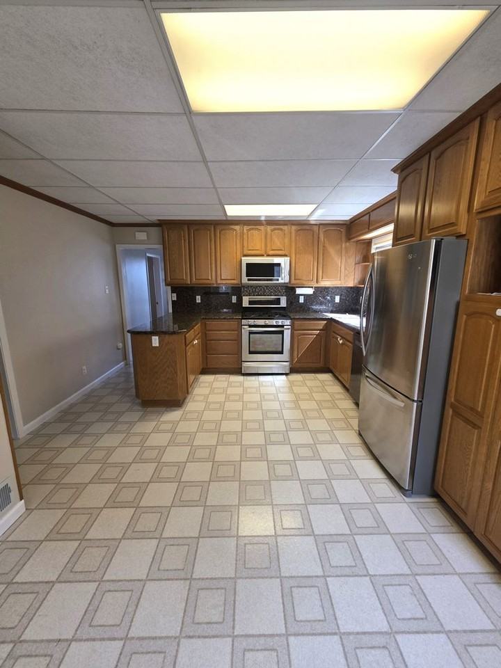 625 Winslow St - Photo 5 of 23