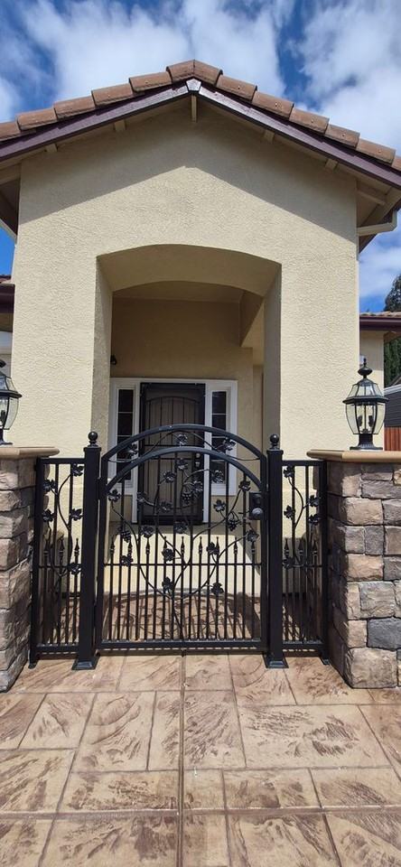 2080 Mariposa Dr - Photo 2 of 45
