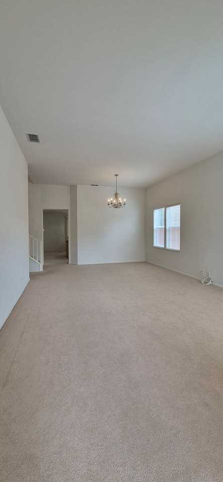2080 Mariposa Dr - Photo 5 of 45