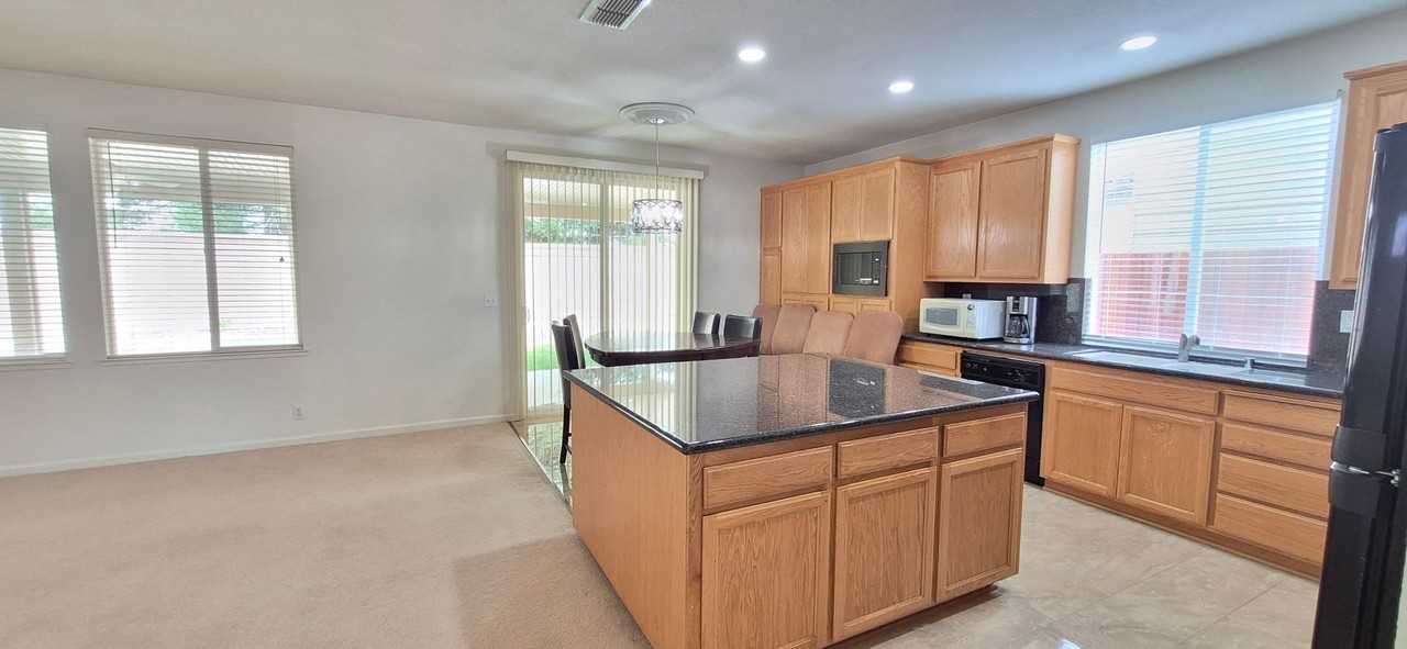 2080 Mariposa Dr - Photo 7 of 45