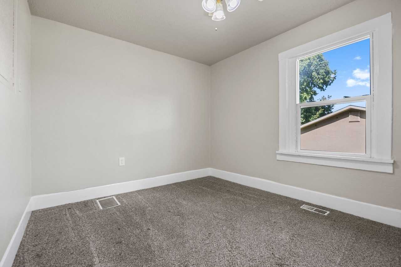 3410 Easton Blvd - Photo 5 of 14