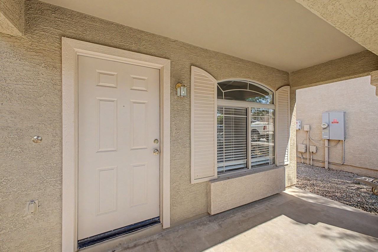 12510 W Hearn Rd - Photo 4 of 33