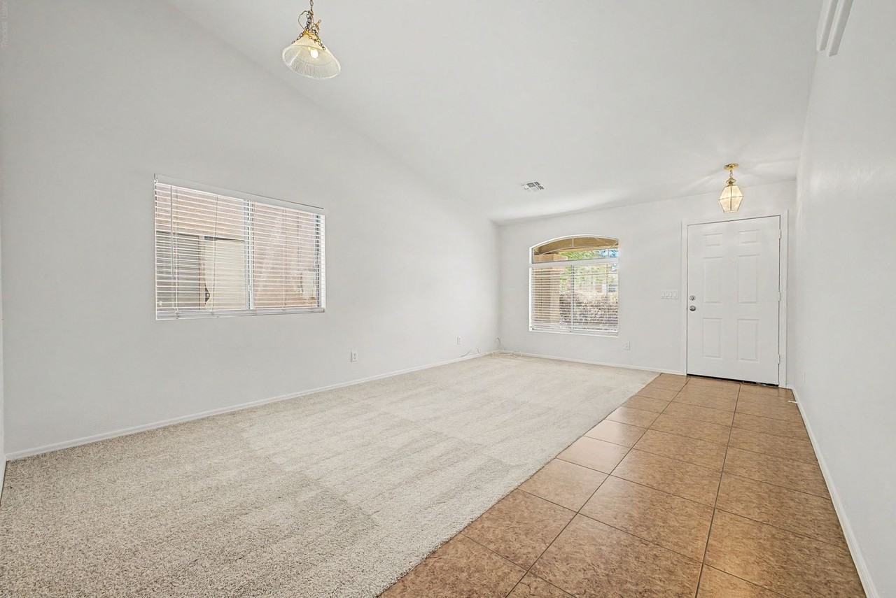 12510 W Hearn Rd - Photo 5 of 33