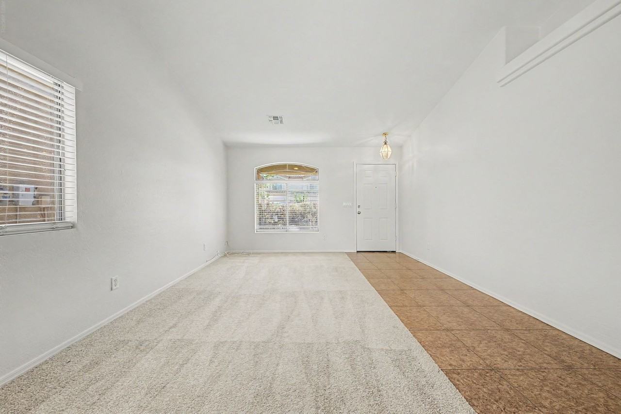 12510 W Hearn Rd - Photo 6 of 33