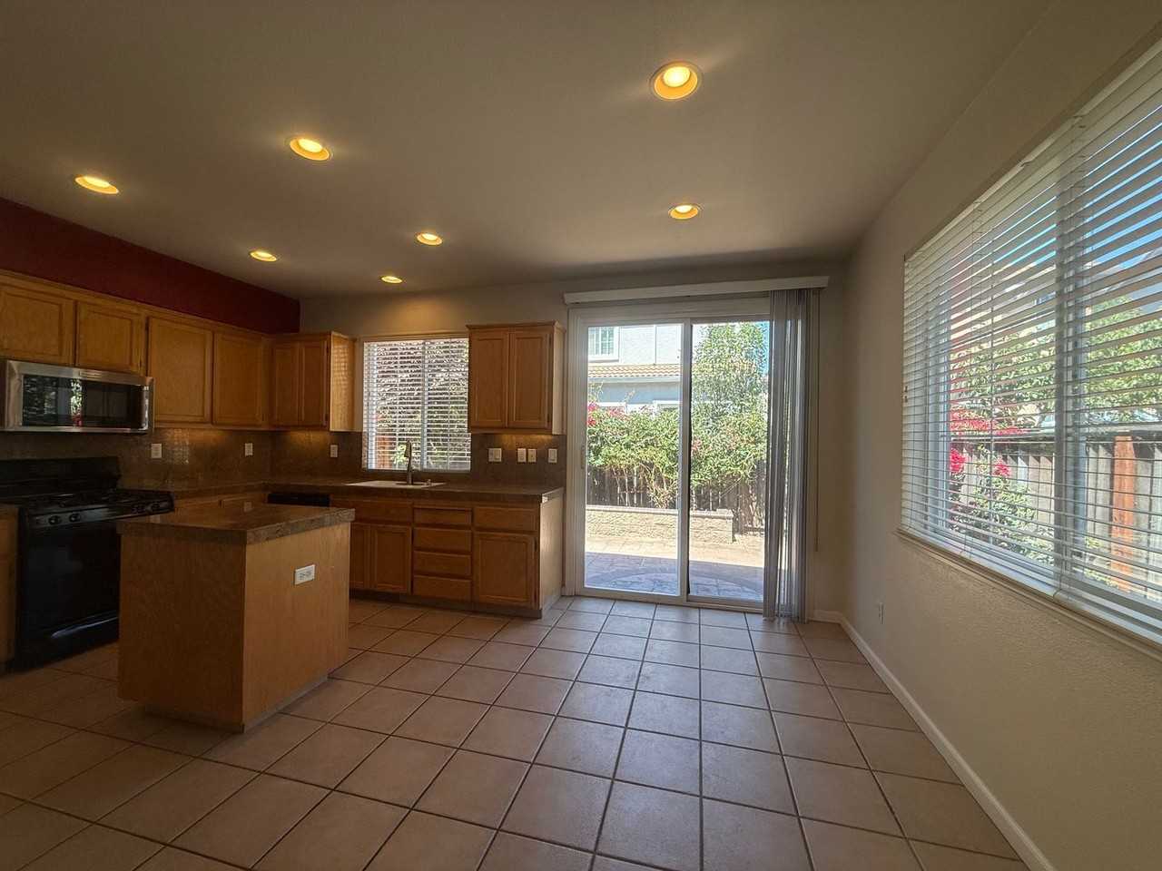2145 Kingsbury Cir - Photo 3 of 18