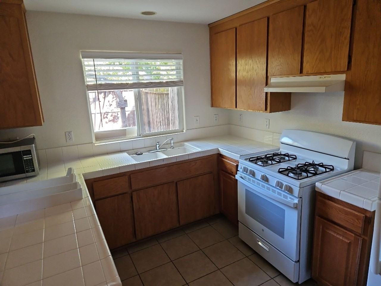 2304 Halsey Cir - Photo 3 of 13