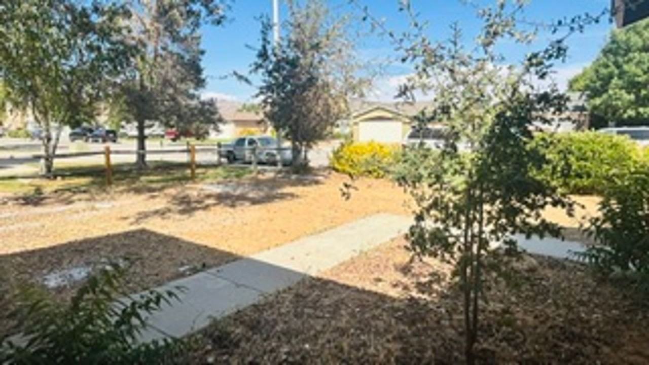633 Las Colinas St - Photo 3 of 27