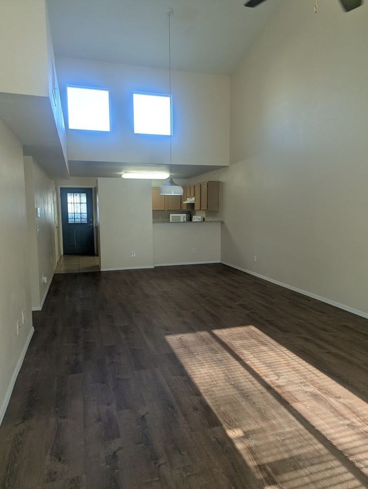 2717 N Pacific Dr - Photo 2 of 29
