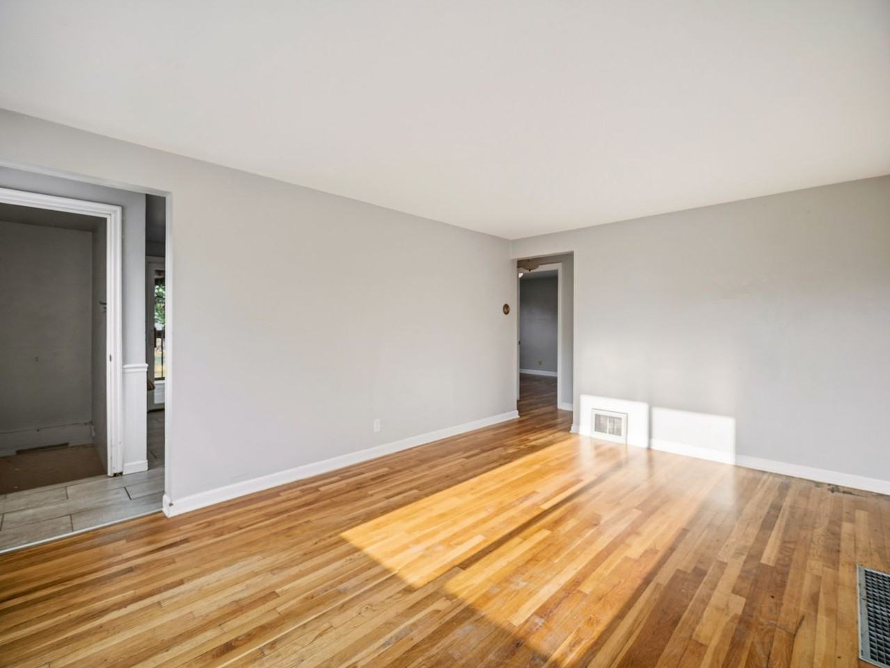 2716 W Everett Ave - Photo 2 of 39
