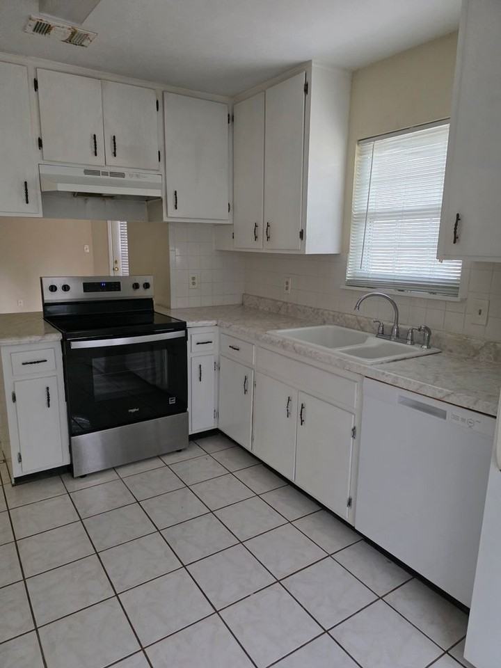 3725 Sutor Ct - Photo 5 of 11