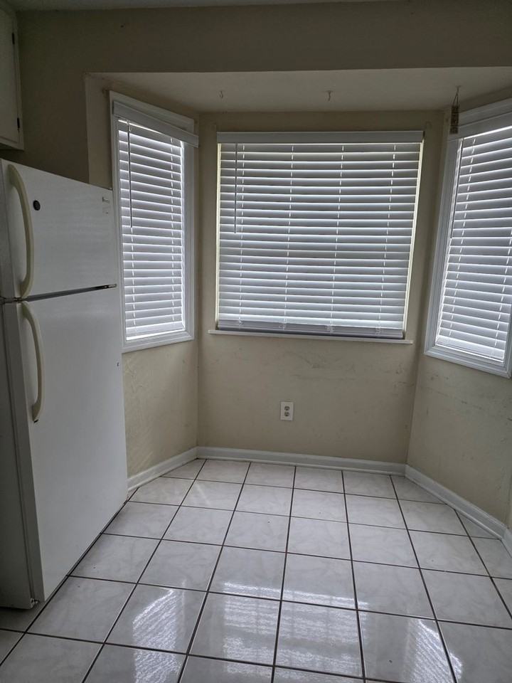 3725 Sutor Ct - Photo 6 of 11