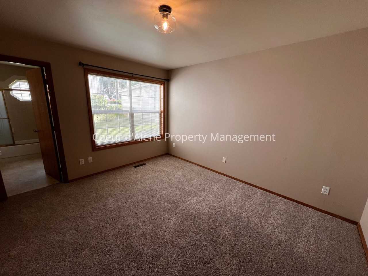 8233 N Ridgewood Dr #4 - Photo 3 of 16