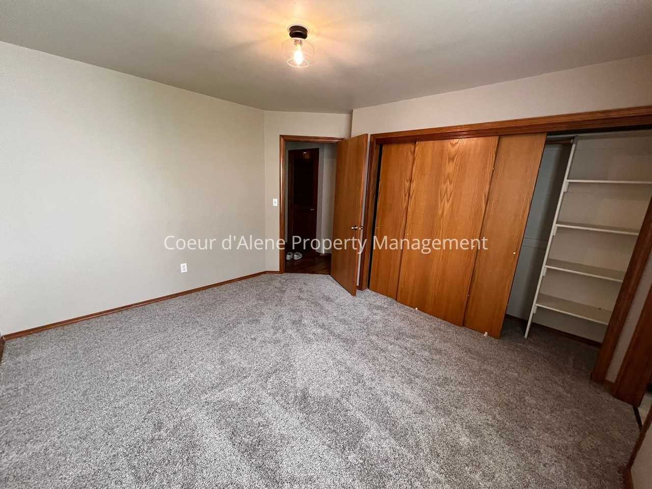 8233 N Ridgewood Dr #4 - Photo 4 of 16